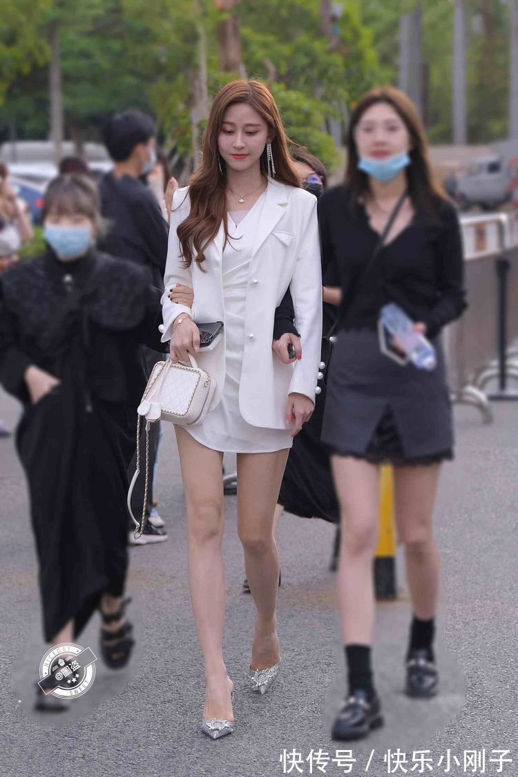 连衣裙 一条显气质的连衣裙秀出自己的好身段,整体起来更柔和,气质非凡