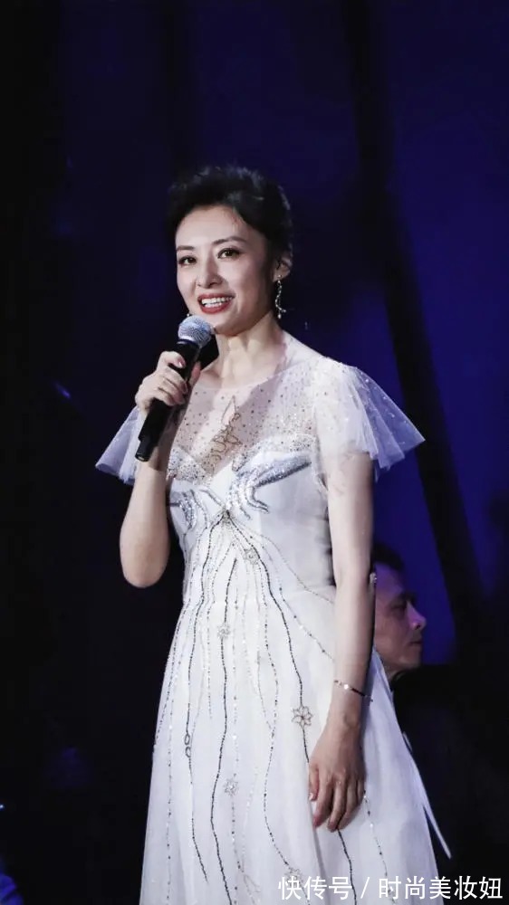 马尾|周涛这才是“逆龄生长”，一袭蓝色连衣裙配高马尾，53岁太养眼