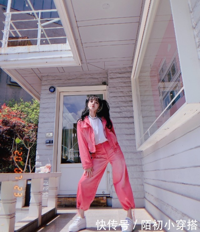 i-dle 宋雨琦为显腰细,故意在露脐装上加星星点缀,秀出“少女腰”太撩了