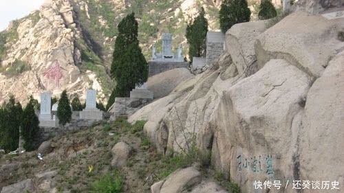 王小波墓地:墓碑是一块天然的大石头,底部凿了一个洞放骨灰盒