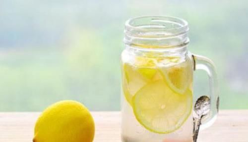 比频繁洗发更伤头发的三种行为，最后一种，很多人“明知故犯”