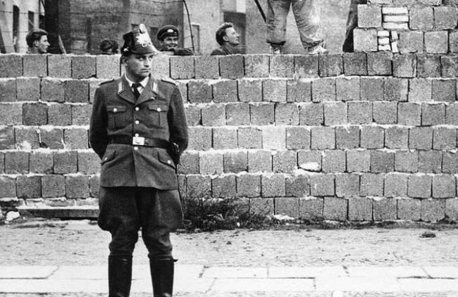 正确|西德统一东德后,首都为何要迁到东德的柏林?如今来看选择很正确