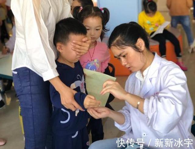 点滴|2岁萌娃挂点滴“溜爹”,医生在一边都看懵了,宝宝:爸,跟上