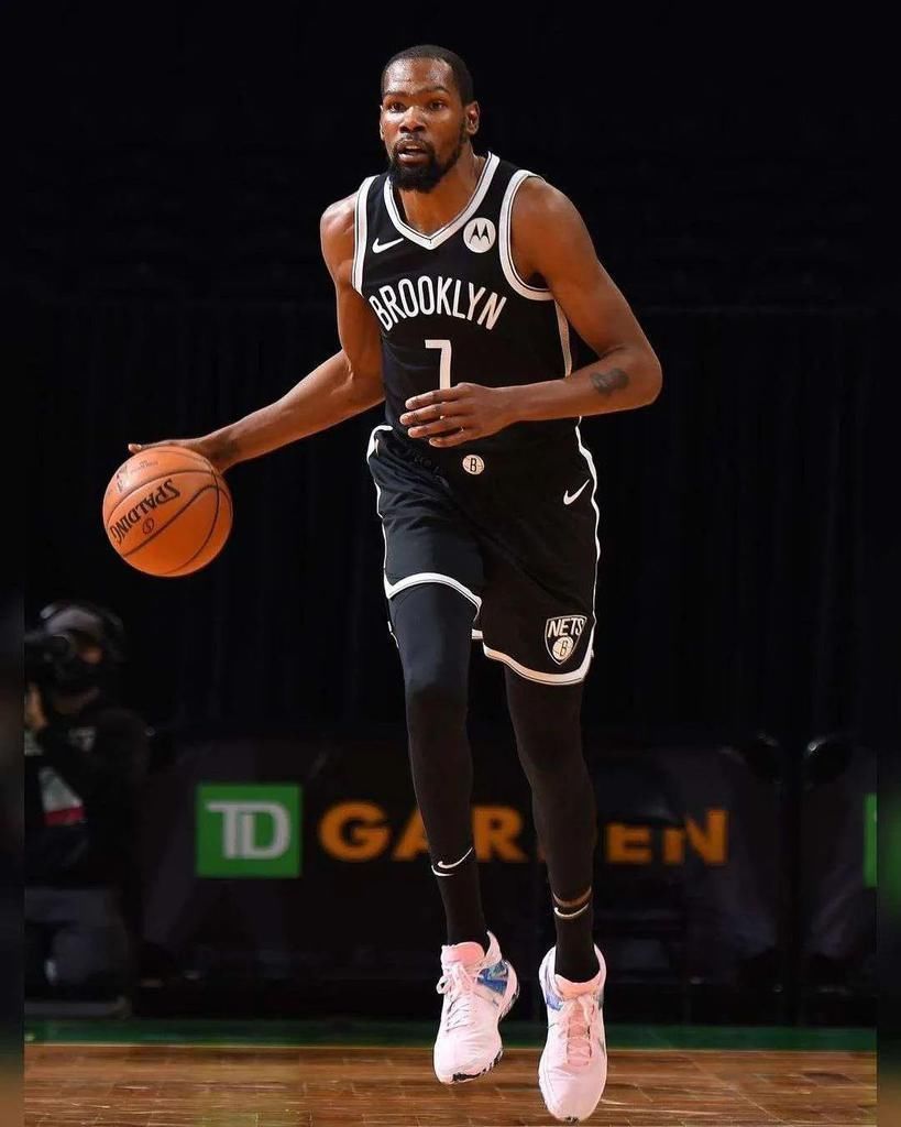 adizero 太骚了吧!这五双猛男色球鞋,你绝对喜欢…