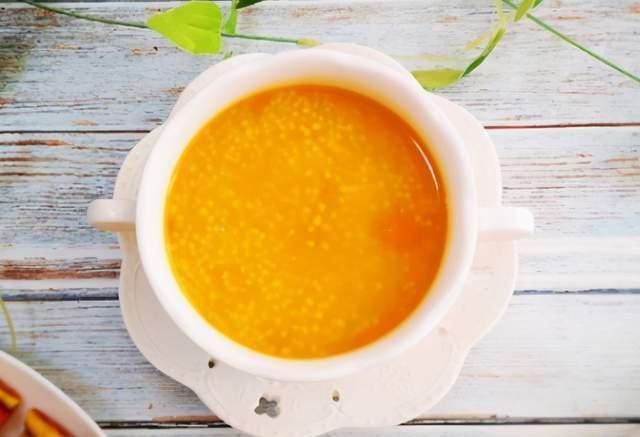 熬小米粥时,外行人只会用清水,牢记这3点,粥香浓黏稠,米油厚