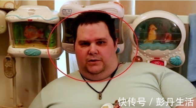 男孩|33岁“巨婴”男孩,每天吸奶嘴、睡婴儿床,自称是2岁婴儿