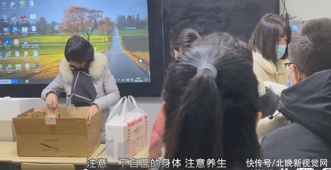 高校食堂给考研学子发知识点蛋糕，把知识点吃到肚子里 网友：满腹经纶