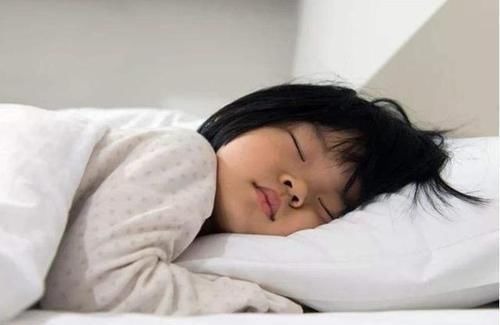深度睡眠|妈妈带娃孩子不长个,奶奶带娃身高猛涨,医生:都是午睡惹的祸
