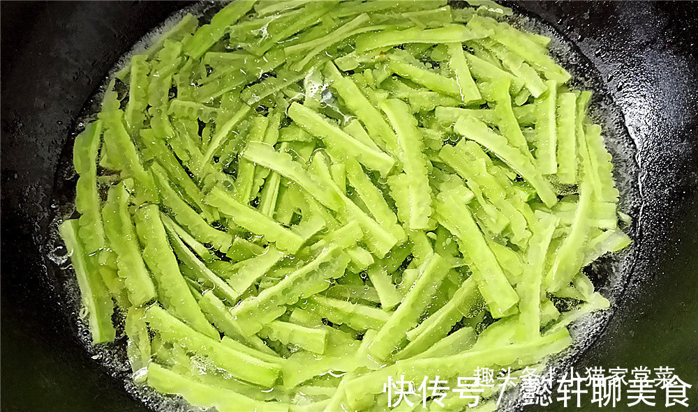 豆瓣酱|教你凉拌苦瓜好吃的做法,营养美味又不苦,一顿做3根还不够吃
