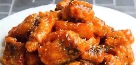 我家鱼肉从不炖着吃,淋2个鸡蛋,简单一做,上桌瞬间被扫光,香