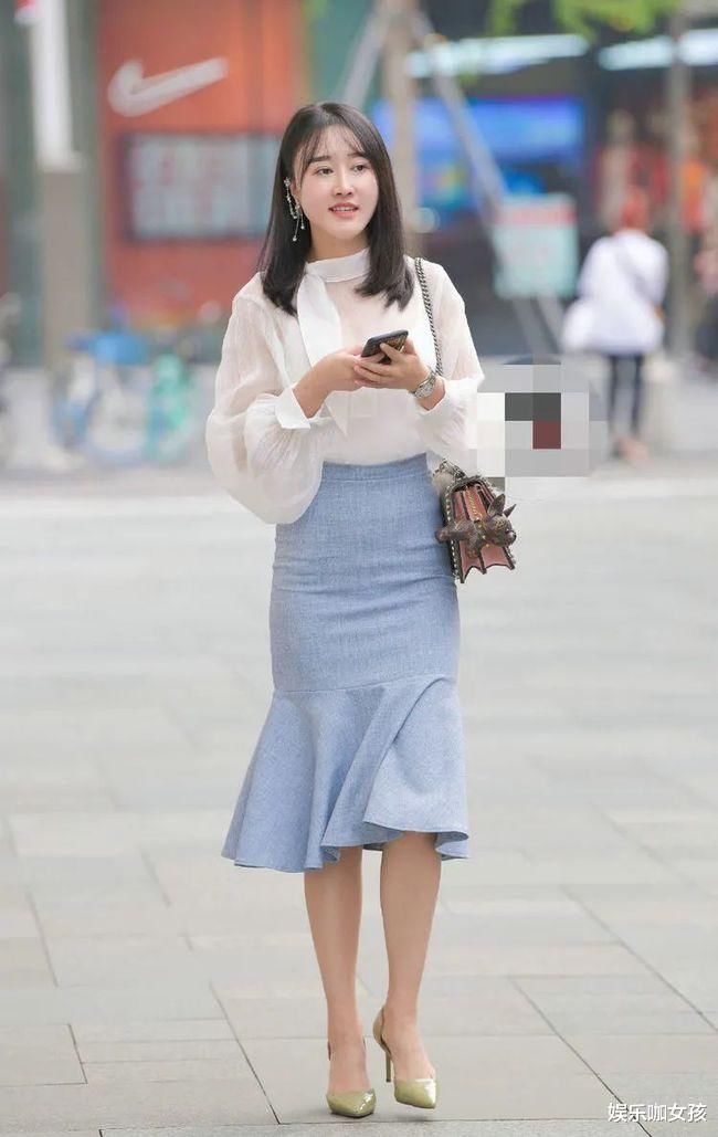 时尚街拍:笑容甜美的小姐姐,多了几分灵动活泼