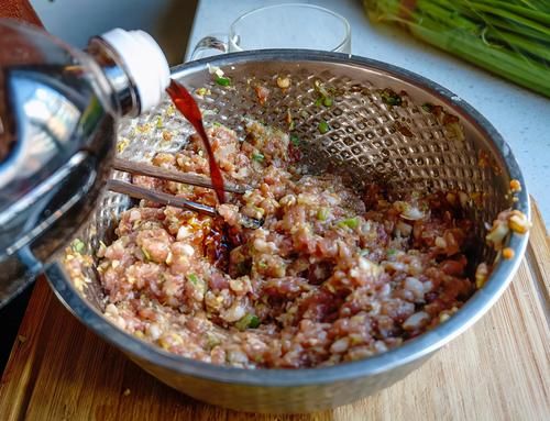 过年包饺子调馅,这3味料缺一不可,鲜嫩不油腻,实在是香!