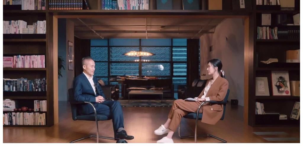 70歲王石與嬌妻罕見(jiàn)同框，田樸珺皮膚超嫩似少女，夫妻依偎像爺孫