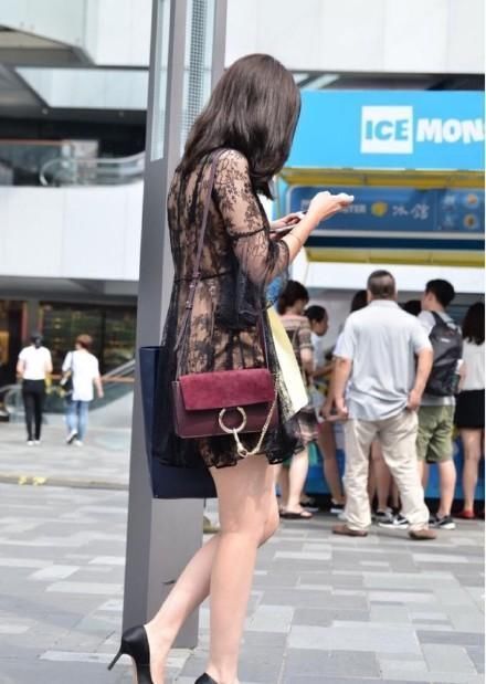 跟黑色和蕾丝有关的就象征着性感,长腿小姐姐就是个例子