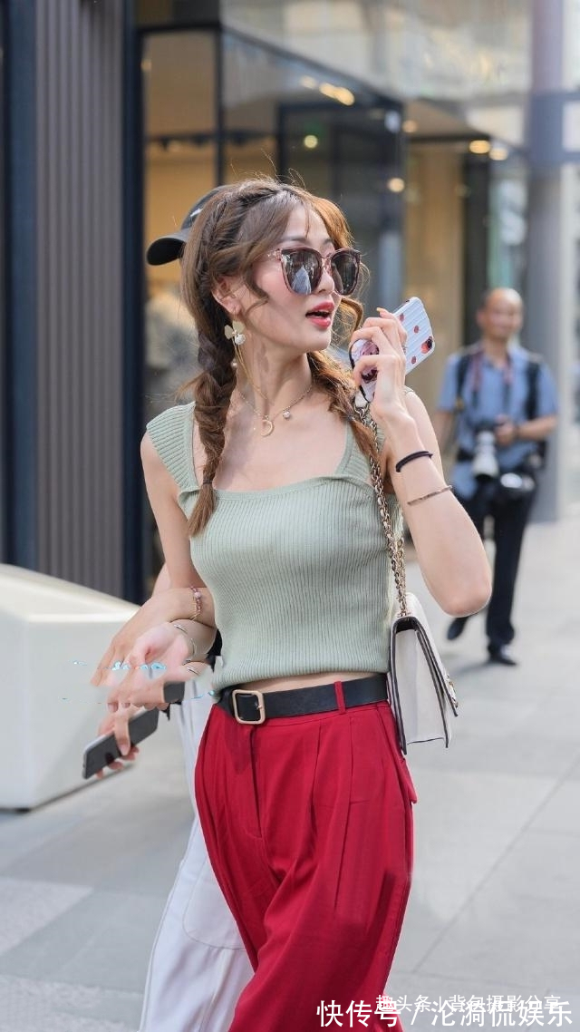 紧身|路人街拍,紧身的牛仔裤搭配高跟短靴,气质显得妩媚又干练