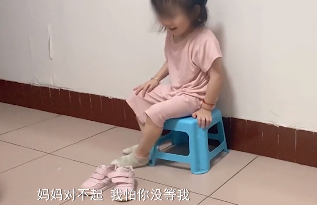 脑瘫|5岁脑瘫女孩自己穿衣,穿好后却跟妈妈道歉,网友分分泪目