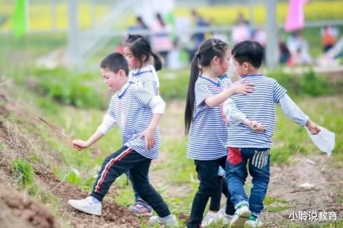 女孩私下打包学校“午餐鸡腿”被发现，得知原因后，校长哭红眼圈