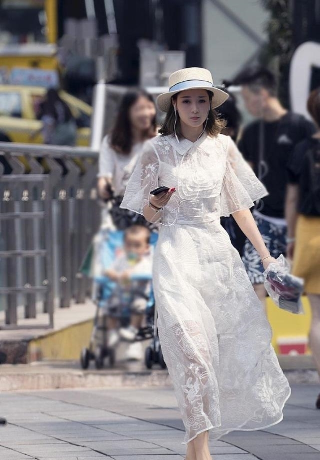 展现|简单大方的裙装,清爽唯美的感觉,很显青春活力的气质