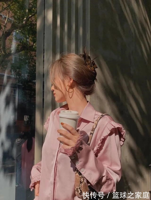 头发 别再披头散发了!这3个发型小技巧显嫩又高级!