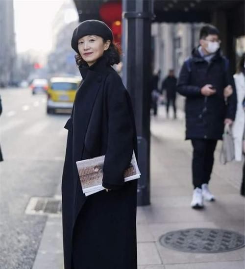 ?中年女性如何把“大衣”穿洋气？学三木妈这样穿，年轻显高级