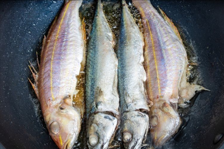 煎鱼要想不破皮，切忌直接下油锅，牢记关键2步，出锅很完整