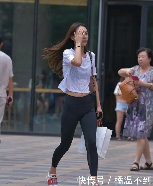 美女|脱下短裙,打底裤在修身上更“吃香”