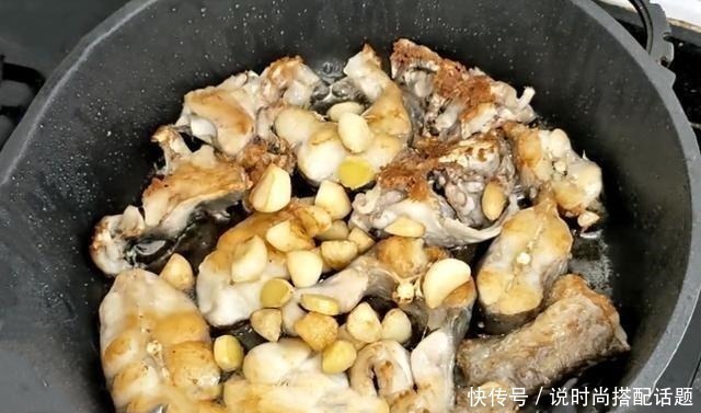 草鱼|原来蒜子焖草鱼做法如此简单,鱼肉鲜嫩入味,比烤鱼还好吃