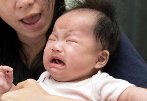 异物|10个月宝宝突然哭闹，妈妈看了眼蚊帐后，抱起孩子就往医院冲
