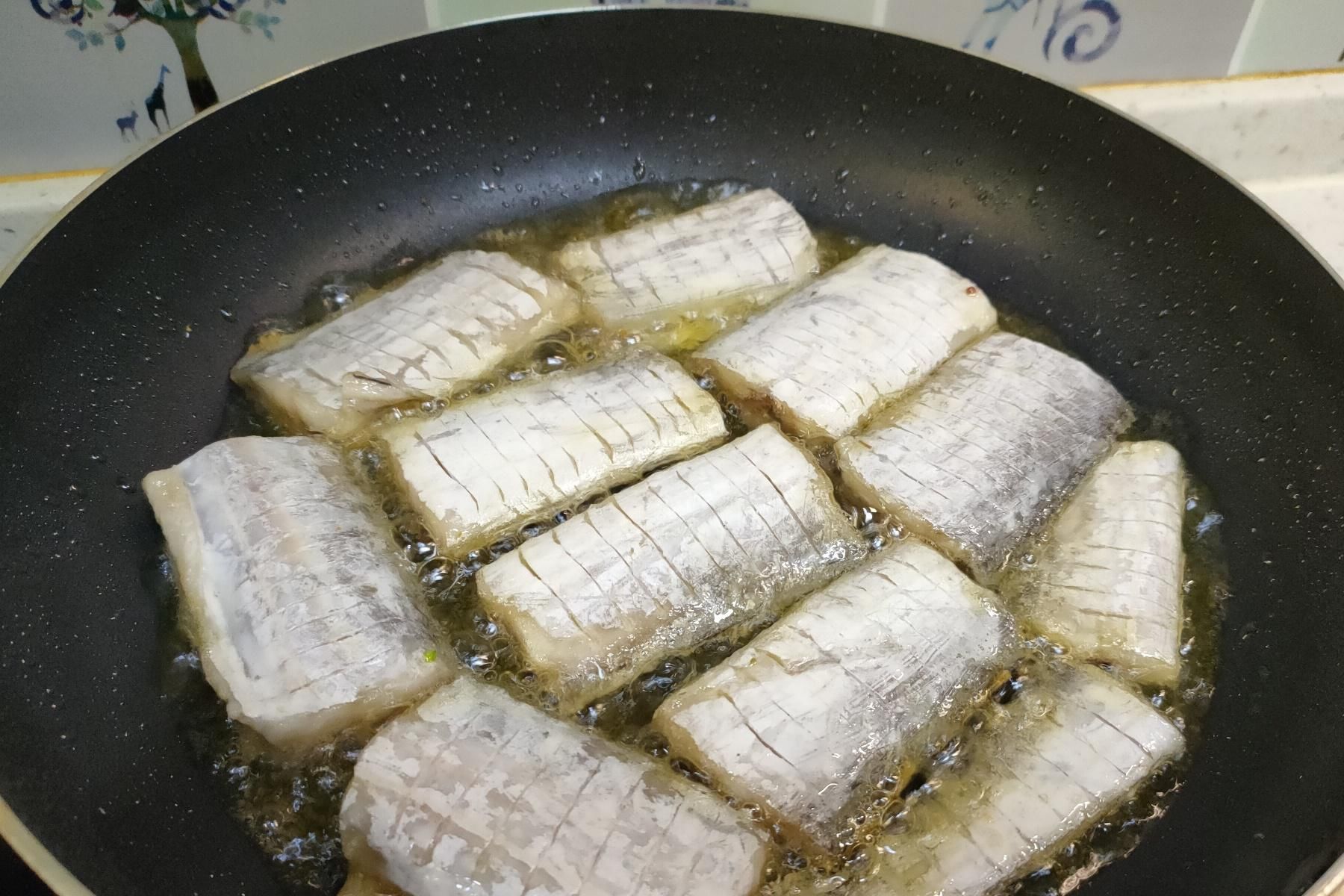 海鱼|煎带鱼，万万不要直接下锅煎，多加一步，带鱼外酥里嫩不破皮