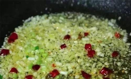 凉拌土豆丝要脆有“秘方”,试试这个做法,酸辣清脆,丝丝入味