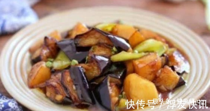 清炒丝瓜|女性不想脸生黑斑,夏季常吃以下食物,淡化黑色素,保持肌肤水嫩