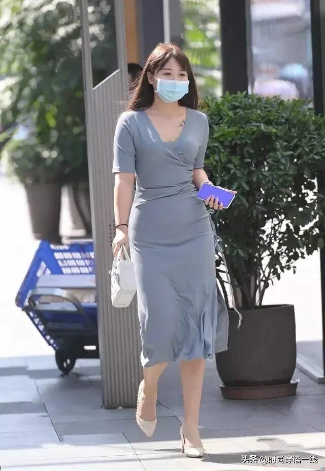 腿粗别“指望”牛仔裤了,明显自讨苦吃,这样穿时髦又显瘦