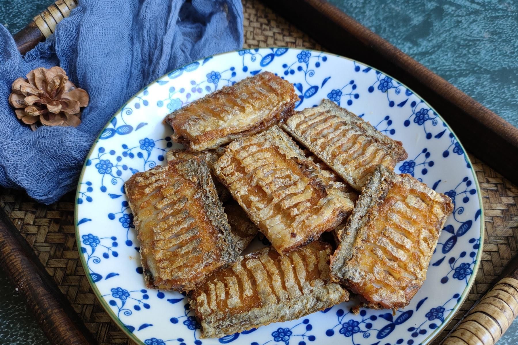 海鱼|煎带鱼，万万不要直接下锅煎，多加一步，带鱼外酥里嫩不破皮