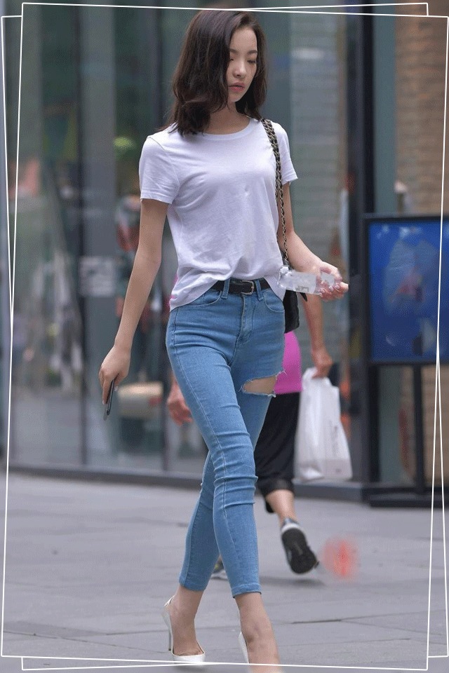 身材 牛仔裤不仅款式很好看而且非常不挑身材,展现女性修长的腿部