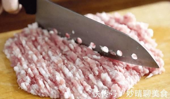 冬天吃酸菜馅饺子,学会正确的调馅方法,饺子味香纯正,特别好吃