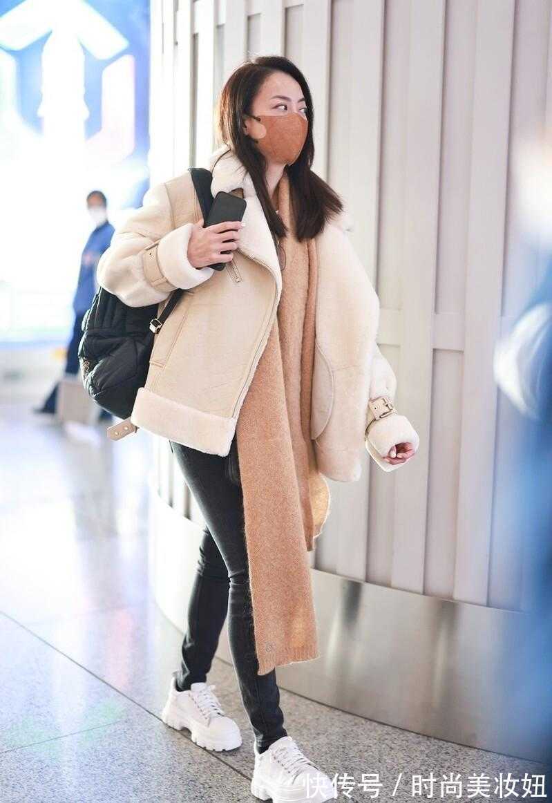 毛绒|霍汶希衣品不输女明星,穿毛绒外套+小脚裤,配小白鞋超减龄