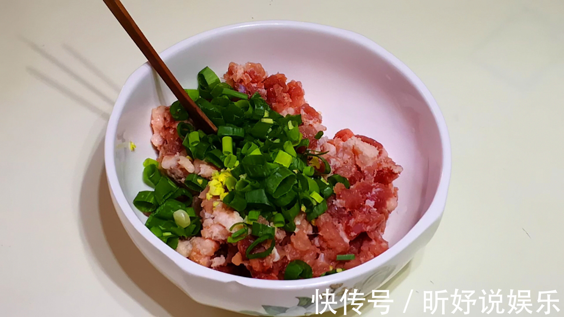 拌饺子馅时别只会加花椒水,学会这拌馅诀窍,饺子又鲜又香不油腻