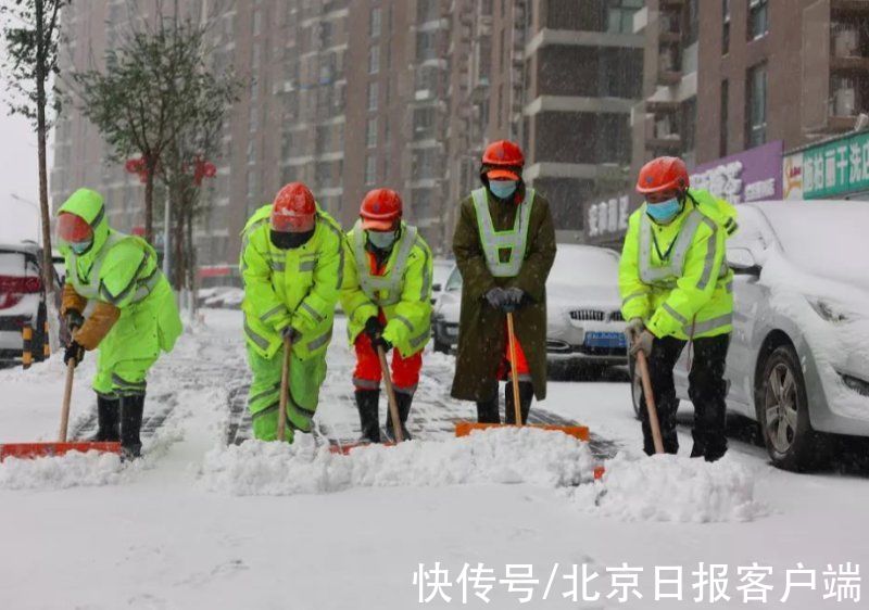 积雪|被扫雪铲冰的身影感动，他请环卫工人们吃碗热汤面