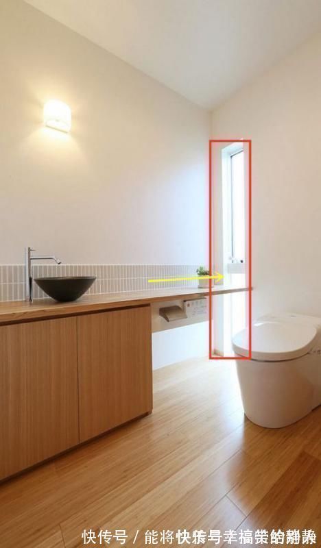 马桶|谁也别拦我留一拃宽玻璃在卫生间,15公分一排到底,采光亮堂堂