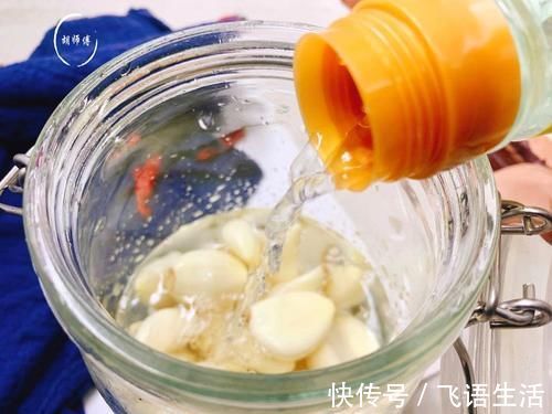 米醋|腌腊八蒜时,牢记别放错“醋”!多加这2味,又香又脆,绿如翡翠