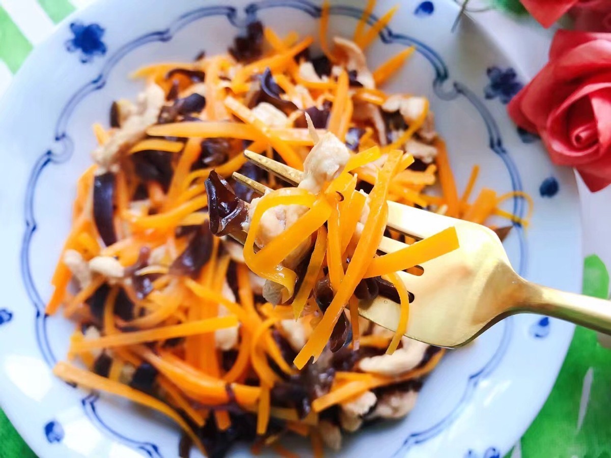 家常小炒胡萝卜木耳炒鸡丝，10分钟就做好，简单快手，鲜美可口