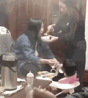 |搞笑GIF:就当是给村里扫地了,好事做到底!