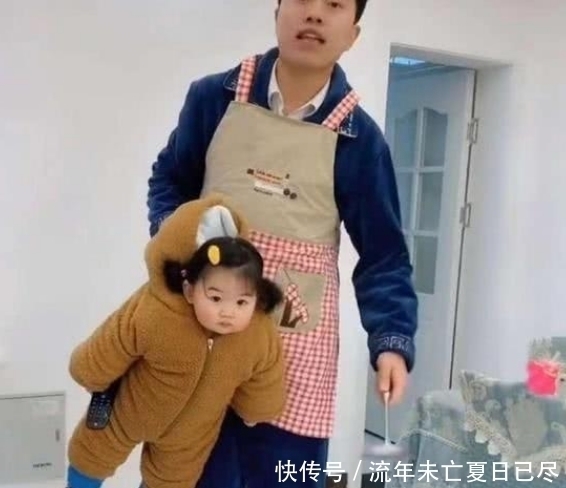 厨房|宝宝跑厨房捣乱,奶爸直接单手拎出来,网友:宝宝是捡来的?