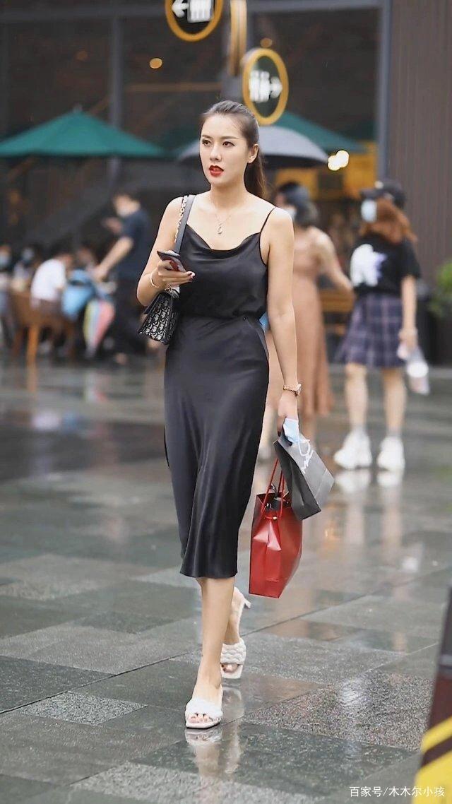 吊带裙|气质辣妈，一袭黑色吊带裙，高挑美丽有魅力