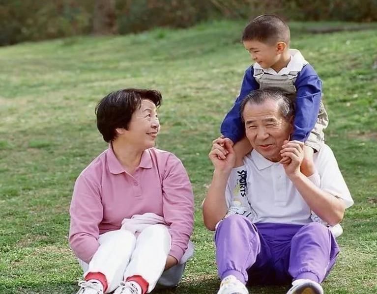 奶奶|把孩子从1个月带到4岁，反手就跟奶奶亲，姥姥心里有苦说不出