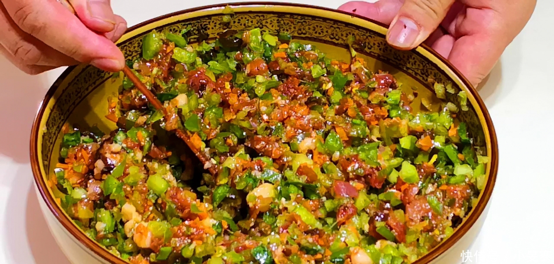 先加盐|拌饺子馅,油和盐先加哪个?以前没注意,难怪饺子没有饭馆的好吃