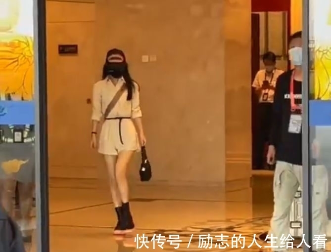 黄晓明|赵丽颖去中餐厅5，怎知大家关注嘉宾合影，龚俊姚安娜站位有讲究