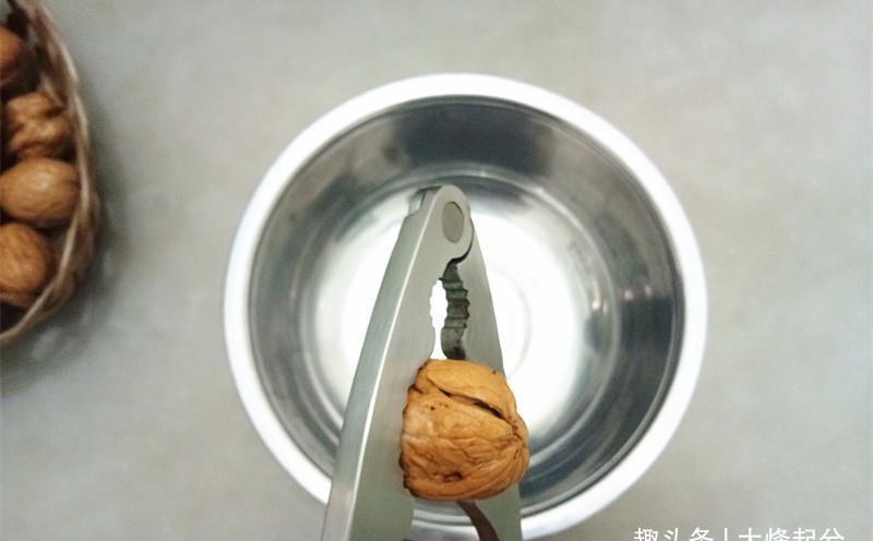 解锁核桃新吃法，清甜脆嫩，不涩嘴，做法超简单