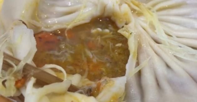 包子|朋友请客吃饭,每人分一个“水包子”,都说抠门,打开一看傻眼