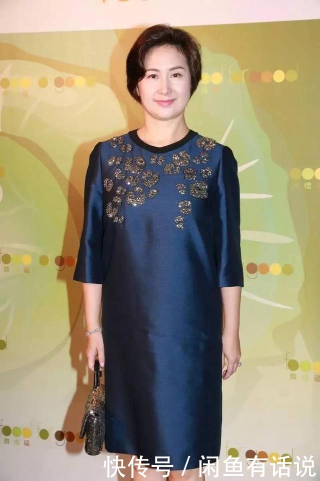 热裤|何超琼有豪门底蕴,穿“芭比粉”上衣也不俗气,搭配热裤美成贵妇